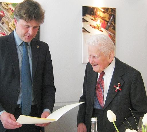   Verleihung des Bundesverdienstkreuzes 1. Klasse an Dr. Hans-Eugen Schulze anlässlich seines 90. Geburtstages am 10. April 2012 durch Staatssekretär Dr. Frank Mentrup 